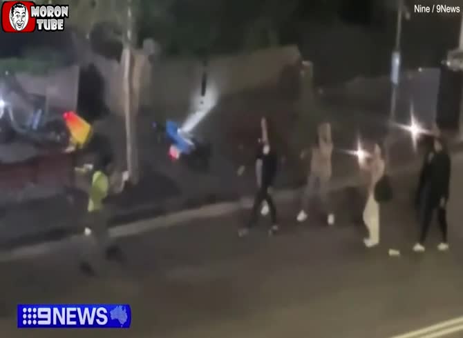 Video :A delivery boy is attacked by a group of young riffraff